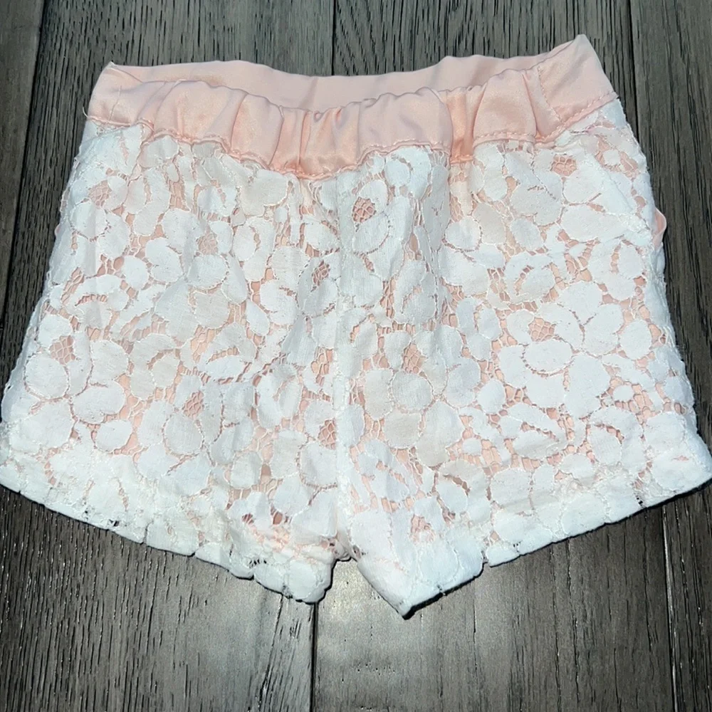 Baby girl lace shorts with satin like fabric